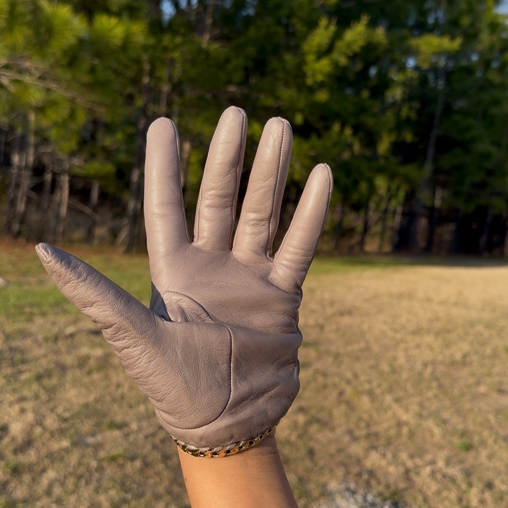 Henri Bendel Taupe Leather Gloves with Gold Chain - Picture 5 of 7